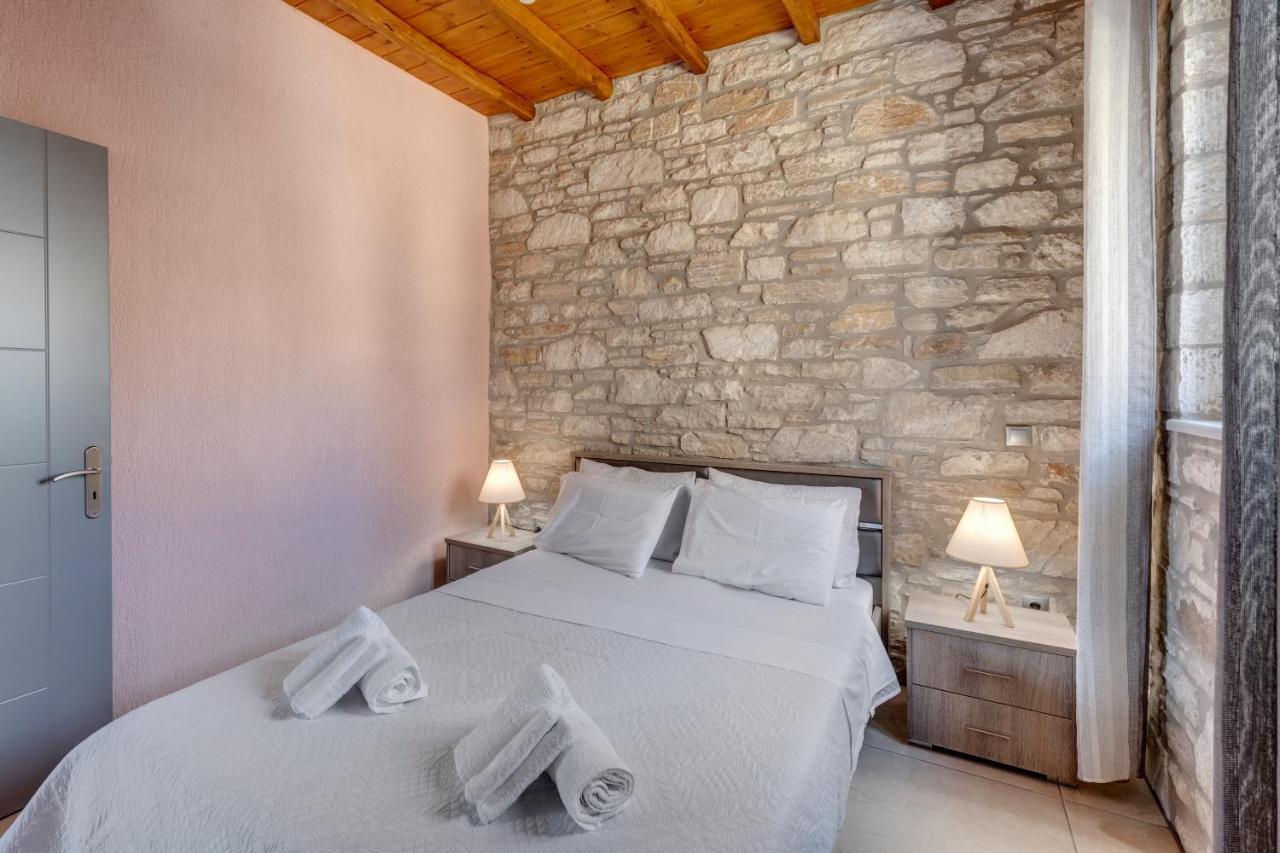 Takis Guesthouse- Laoura-Hermoupolis エクステリア 写真